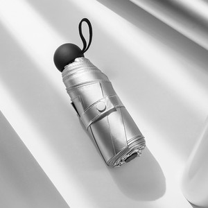 De vuelta a la escuela Mini de plata titanio 5 veces luz Anti UV paraguas resistente <span class=keywords><strong>al</strong></span> <span class=keywords><strong>sol</strong></span> protección bolsillo paraguas - Product Image 1