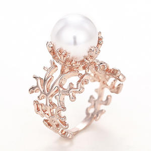 Anello Cocktail Q904 in Lega con Perla Finta Bianca Rotonda, Motivo Vegetale, Montatura a Griffe, Unisex per Uso Quotidiano - Product Image 6