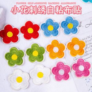 Patch brodé thermocollant/autocollant mini 2,1 cm motif fleur mignon pour étiquette de bagage et décoration de sac - Product Image 2