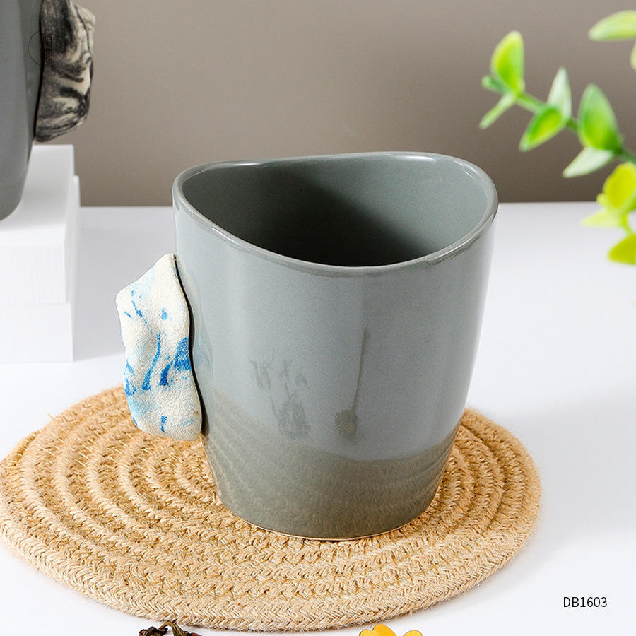 Tasse grise avec anse bleue