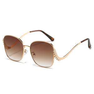 Gafas de Sol Metálicas Modernas y Distintivas 2025 con Patillas Curvas con Incrustaciones de Diamantes para Niños Europeos y Americanos, Ideales para Fiestas - Product Image 3