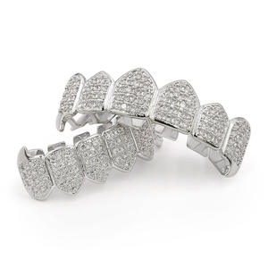 Grillz en or préfabriqué sans nickel Ensemble vertical Grilles dentaires en zircon Top 6 Bottom 6 Fangs K9 Diamants plaqués or Grillz de qualité supérieure - Product Image 4
