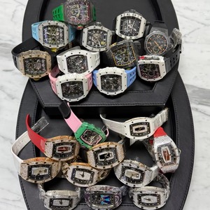 Montre mécanique texturée en fibre de carbone avec mouvement squeletté, un objet de luxe pour homme - Product Image 6