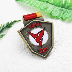Yüksek Kaliteli Özel Madalyon Logo Harfli Antik Pirinç Kaplama <span class=keywords><strong>Metal</strong></span> Madalyalar Kişiselleştirilmiş Emaye Döküm 3D Ödül Madalyaları - Product Image 2