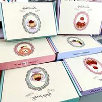 Boîte rigide en papier écologique avec impression vintage de desserts français, laminage mat et gaufrage, pour emballage cadeau personnalisé en couleur