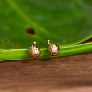 Pendientes de Moda con Diseño de Voleibol, Acero Inoxidable 316L, Baño de Oro PVD, Resistentes y Sostenibles - Product Image 3