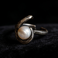 Bague ouverte moderne minimaliste plaquée or avec perle d'eau douce, ajustable, bijou de mode pour femme, idéale pour le bureau