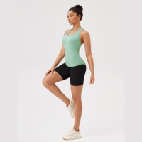 Eng anliegende, grüne Gym-Yoga-Racerback-Tanktops für Damen mit individuellem Logo, aus Spandex, mit eckigem Ausschnitt, atmungsaktiv, lässig, für Performance und Freizeit.