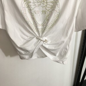 เสื้อยืดผู้หญิงคอกลมแขนสั้นมีเข็มเจาะสีร้อนแรงสำหรับฤดูร้อน2024 - Product Image 4