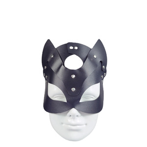 Máscara de ojo de zorro negra de media cara con tachuelas para uso adulto en Halloween - Product Image 1