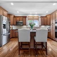 Armoires de cuisine en bois massif sur mesure, design classique pour villa