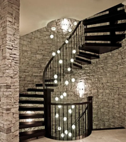 Escalier courbé en métal style américain populaire avec marches en bois massif noyer pour intérieur