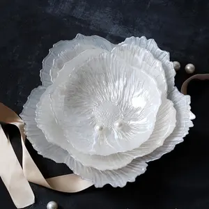 Blumen förmiges weißes Glas geschirrset mit 8 10 12-Zoll-Tellern für Hochzeits feier Hotel Tisch dekoration Serviert ablett