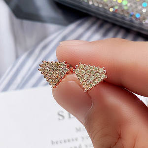 Pendientes de tuerca piramidales de moda, chapados en oro blanco, con circonita redonda de corte brillante y engaste de garra, joyería de moda para fiesta para mujer - Product Image 6