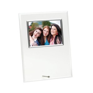 Cornice portafoto in vetro 130x90 mm con bordo argentato per esposizione a parete - Product Image 1