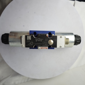 Vanne de commande directionnelle proportionnelle Rexroth R900920055 4WRAE10W60-2X/G24N9K31/F1V Vanne hydraulique 4WRAE - Product Image 2