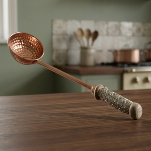 Louche en cuivre martelé avec manche en bois métallique - Product Image 2