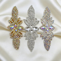 Vente en gros usine d'accessoires de mariage : Applique thermocollante en strass de cristal de verre pour vêtements de mariée, sacs et chapeaux