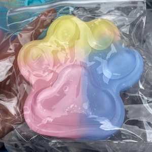 ของเล่นบีบอัดรูปอุ้งเท้าแมวสีรุ้งสามสีรุ่นใหม่ปี 2025 - ของเล่นนุ่มเด้งเหนียวคลายเครียด ของขวัญสำหรับวัยรุ่นและผู้ใหญ่ ช่วยผ่อนคลายอารมณ์ - Product Image 3