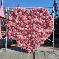 Mur de fleurs en forme de cœur en roses blanches faites à la main DKB Lowcost pour la décoration de fond de mariage