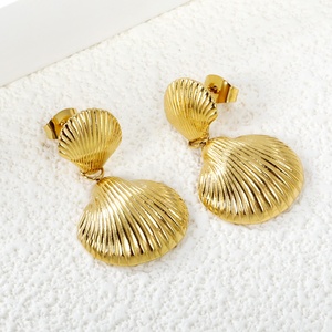 Pendientes de Concha Marina de Moda, Joyería Moderna para Mujer, Chapados en Oro de 18K, Acero Inoxidable, Clásicos, con Doble Concha Colgante - Product Image 4