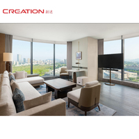 Ensemble de mobilier hôtelier sur mesure pour chambre king-size avec panneau mural et fauteuils de salon