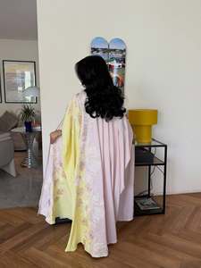 Abaya Aperta Hafizah Bicolore con Ricamo Floreale, Kimono Modesto Islamico Rosa e Giallo con Sciarpa - Product Image 4