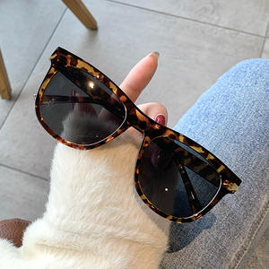 แว่นกันแดดทรงสี่เหลี่ยม Qianai สีเทา PC UV400 แฟชั่นสำหรับผู้หญิง เลนส์แบบที่ 3 สไตล์สตรีท เหมาะสำหรับขับรถ - Product Image 4