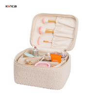 Sac de toilette en peluche beige personnalisé, portable, à une couche, sac de maquillage de voyage en fourrure, sac de toilette en velours pelucheux avec séparateurs