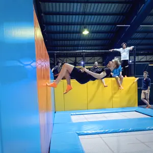 Nuova fabbrica di Design commerciale trampolino parco attrezzature parco giochi al coperto per bambini bambini adulti ninja warrior percorso ad ostacoli