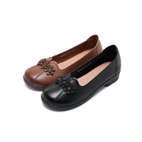 Mocassins chics en cuir noir à enfiler avec ornement floral 3D superposé, étoile dorée et semelle compensée zigzag pour femme