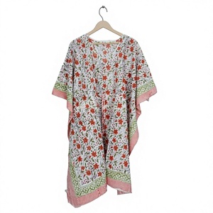 Vestido Kaftán Midi Informal para Mujer, Hecho a Mano en India, de Algodón Transpirable y Lavable, con Estampado Floral Vintage Romántico, Cuello en V, Corte Ajustado y Natural - Product Image 3