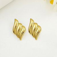 Boucles d'oreilles clous en acier inoxydable plaqué or PVD 18 carats, design aile géométrique texturée classique, tendance, pour usage quotidien, fêtes et mariages