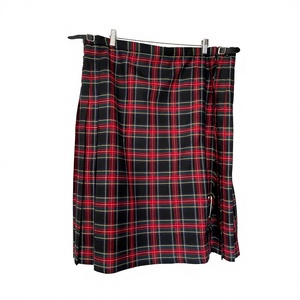 Kilt écossais pour femme, jupe plissée à carreaux rouges et noirs avec détails de boucles en cuir, style preppy, longueur genou - Product Image 1