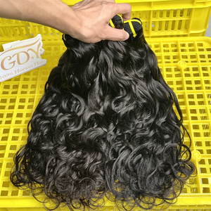 Fasci di <span class=keywords><strong>capelli</strong></span> umani naturali indiani grezzi in colore 1B <span class=keywords><strong>prodotti</strong></span> <span class=keywords><strong>per</strong></span> <span class=keywords><strong>capelli</strong></span> di alta qualità 100% <span class=keywords><strong>capelli</strong></span> ondulati indiani non trasformati crudi - Product Image 3