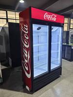 Réfrigérateur vertical professionnel en acier embossé à deux portes, vitrine réfrigérée à double porte à faible niveau sonore pour bar à salades