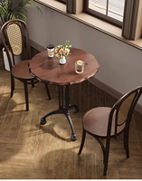 Table de restaurant classique en bois massif avec base décorative en fonte pour bar, bistrot, café