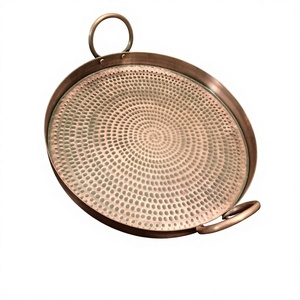 Plateau de service vintage en cuivre fait main, rond, martelé, avec poignées, pour événements. Plateau en cuivre durable pour la restauration. - Product Image 1