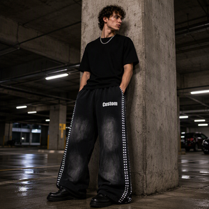 Pantalon de survêtement noir pour homme, coupe large, taille élastique, logo personnalisé imprimé, strass latéraux, style streetwear - Product Image 1