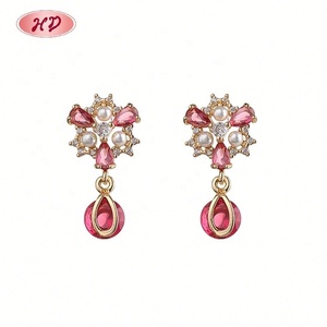 Collection de bijoux en laiton plaqué or 18 carats avec perles et fleurs pour femmes, vente en gros, boucles d'oreilles et collier - Product Image 5