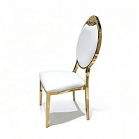 Chaise de mariage en acier inoxydable doré avec dossier sculpté en forme de couronne et médaillon ovale, revêtement en cuir blanc pour banquet