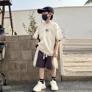 Conjunto de Verão para Meninos 2026 Novo Kit Casual Esportivo de 2 Peças para Crianças Grandes, Camiseta de Manga Curta com Estampa de Letras em Algodão, Atacado, Roupas Combinando para a Família - Product Image 3