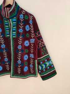 Chaqueta Bomber Suzani de Terciopelo Hecha a Mano, Bordado Floral, Arte Popular, Estilo Bohemio Étnico, Abrigo de Invierno para Mujer, Reversible, Ecológico - Product Image 4