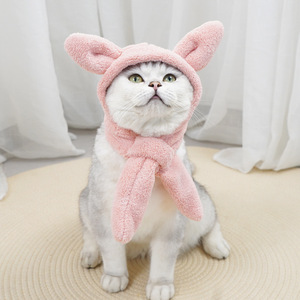 Écharpe à capuche pour animaux de compagnie en polaire corail, accessoire chaud d'hiver pour chien et chat, style monochrome gris rose - Product Image 2