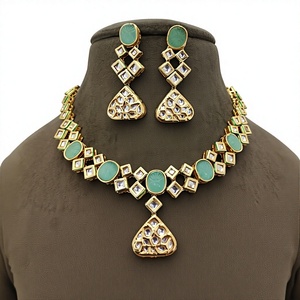 Ensemble collier et boucles d'oreilles pour femmes, élégant et glamour, plaqué or, avec pierres vertes, design géométrique, bijoux de mariage - Product Image 2