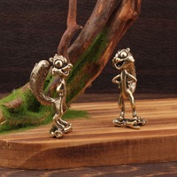 Petite figurine d'écureuil vintage en laiton pur. Un animal de compagnie pour le bureau. Une décoration de bureau.