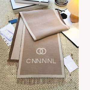 SF003 Sciarpa di Lusso in Lana di Design. Stile Super Morbido, Caldo e Raffinato. Un Essenziale Accogliente e alla Moda per Lei - Product Image 3