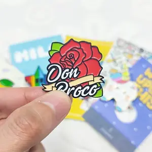 China Não Mínimo Bulk Logo Pin De Lapela Personalizado Metal Em Relevo Carta Soft Esmalte Pin com Glitter Esmalte Duro Pin para Chapéus