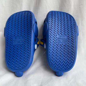 Ciabatte da cartone animato per bambini blu con logo 3D e fodera in peluche, tutte le stagioni, punta tonda, tomaia in plastica, intersuola in EVA, suola da 15 mm - Product Image 6