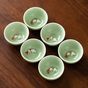 L <span class=keywords><strong>porcelana</strong></span> china 3D Goldfish patrón taza de té <span class=keywords><strong>Celadon</strong></span> cerámica taza de té Kung Fu taza de té chino para regalo - Product Image 3